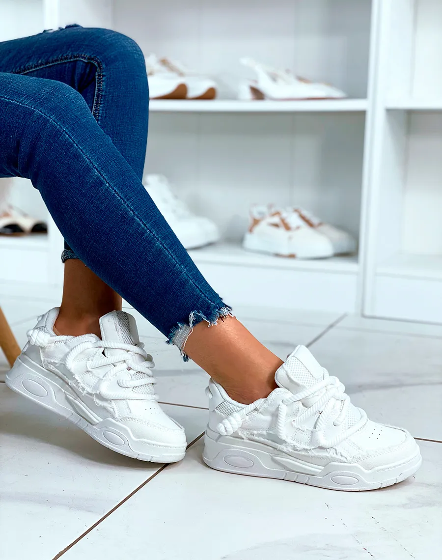 BASKETS BLANCHES À LACET ÉPAIS ET À EFFET JEANS DÉCHIRÉS
