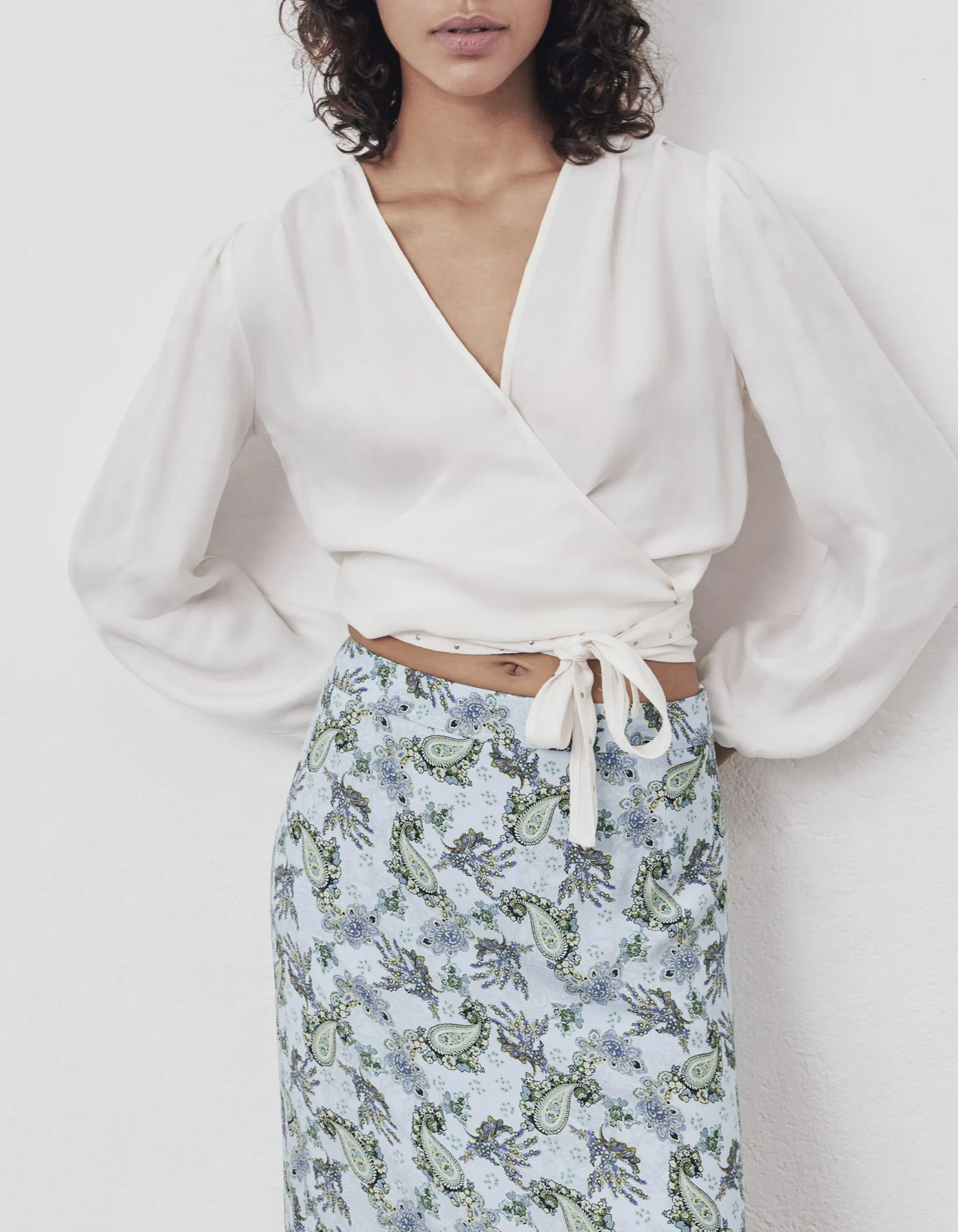 Blouse cache cœur écru à nouer finition clous bijoux femme