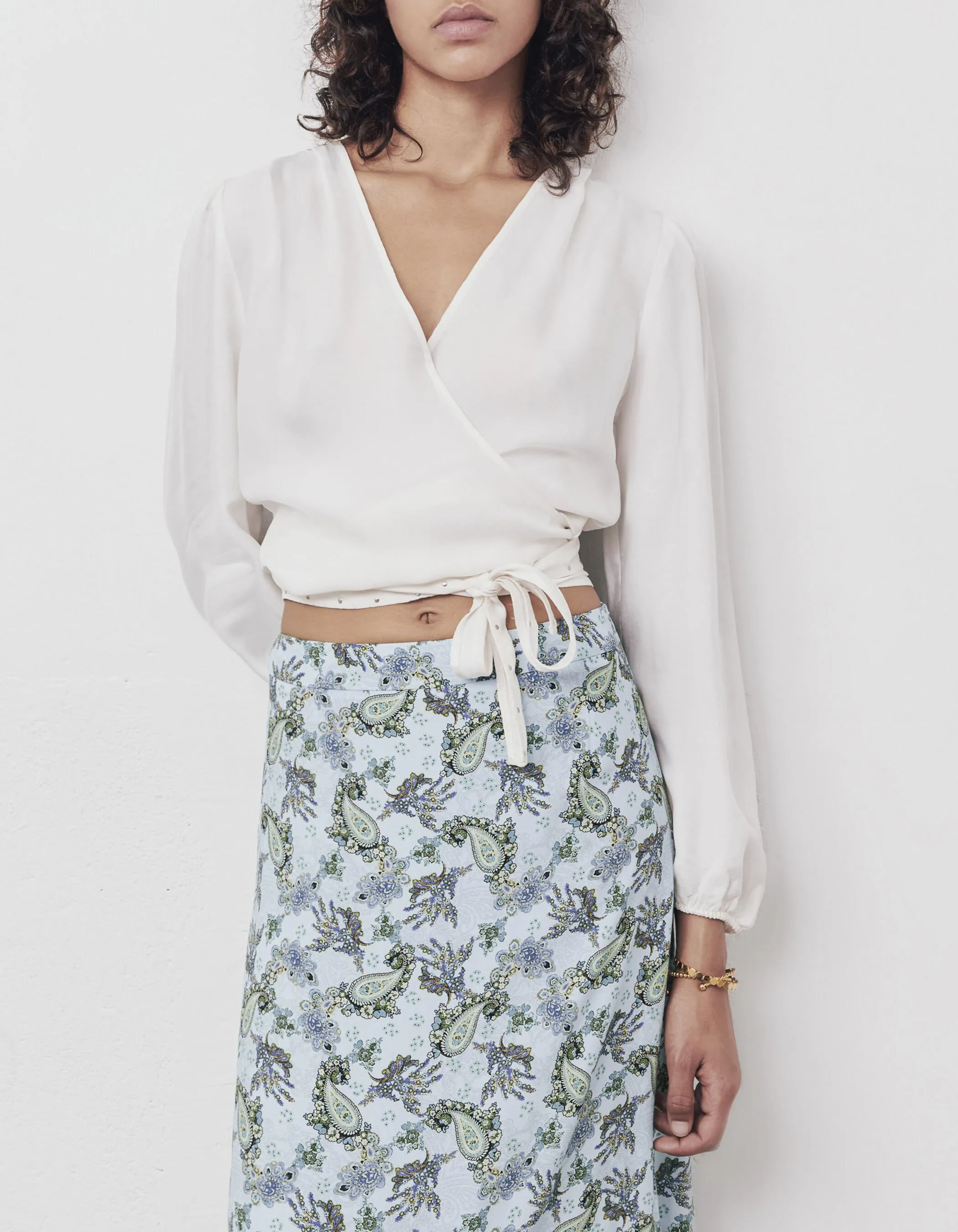 Blouse cache cœur écru à nouer finition clous bijoux femme