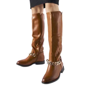 Bottes isolées marron avec chaîne de Millies brun