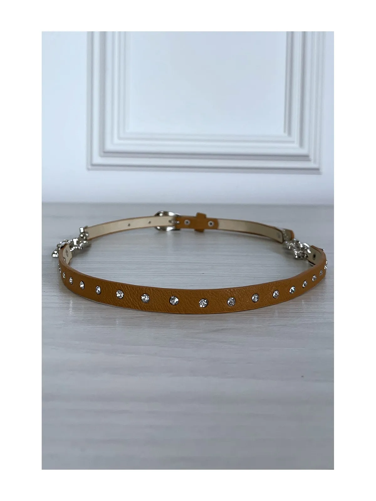 Fine ceinture camel avec accessoire et strass