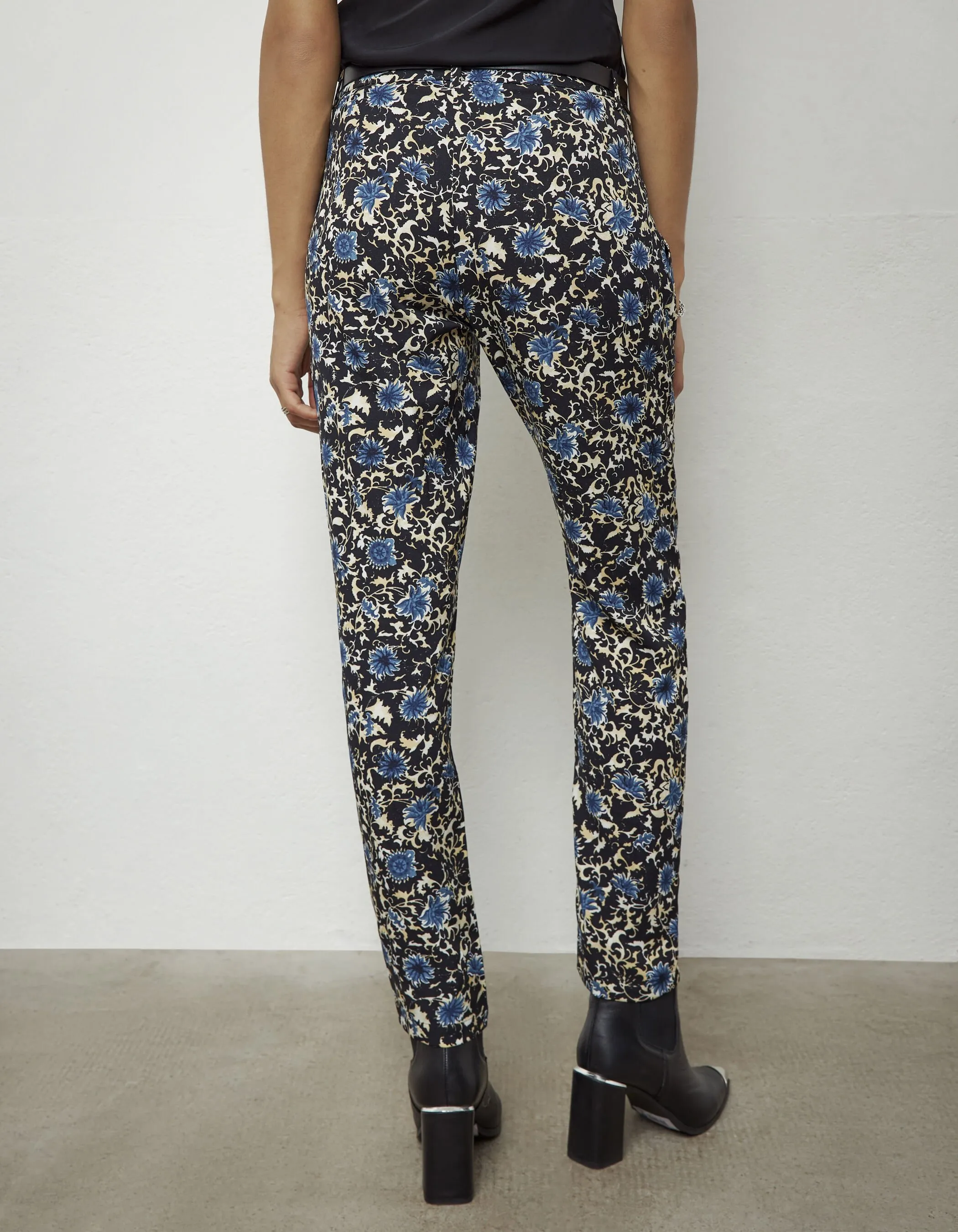 Pantalon droit en crêpe imprimé fleurs bleues femme