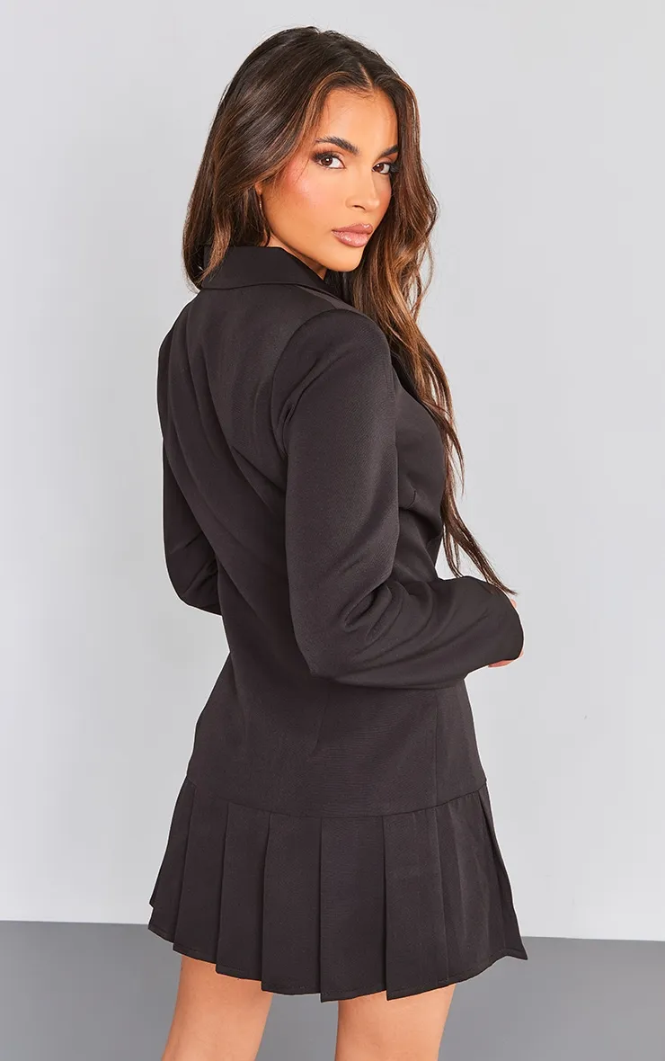 Robe blazer noire à double boutonnière et ourlet plissé