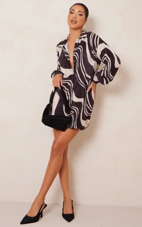 Robe chemise plissée noire à imprimé tourbillons et ourlet volanté