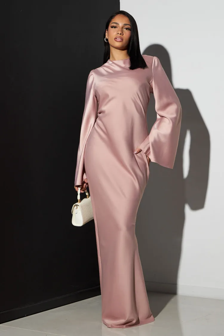 Robe longue satinée rose