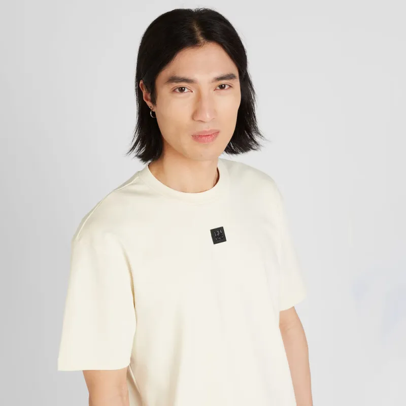 T-SHIRT BEIGE DALILE HUGO AVEC UN LOGO CONTRASTANT SUR LA POITRINE