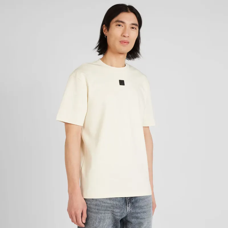 T-SHIRT BEIGE DALILE HUGO AVEC UN LOGO CONTRASTANT SUR LA POITRINE